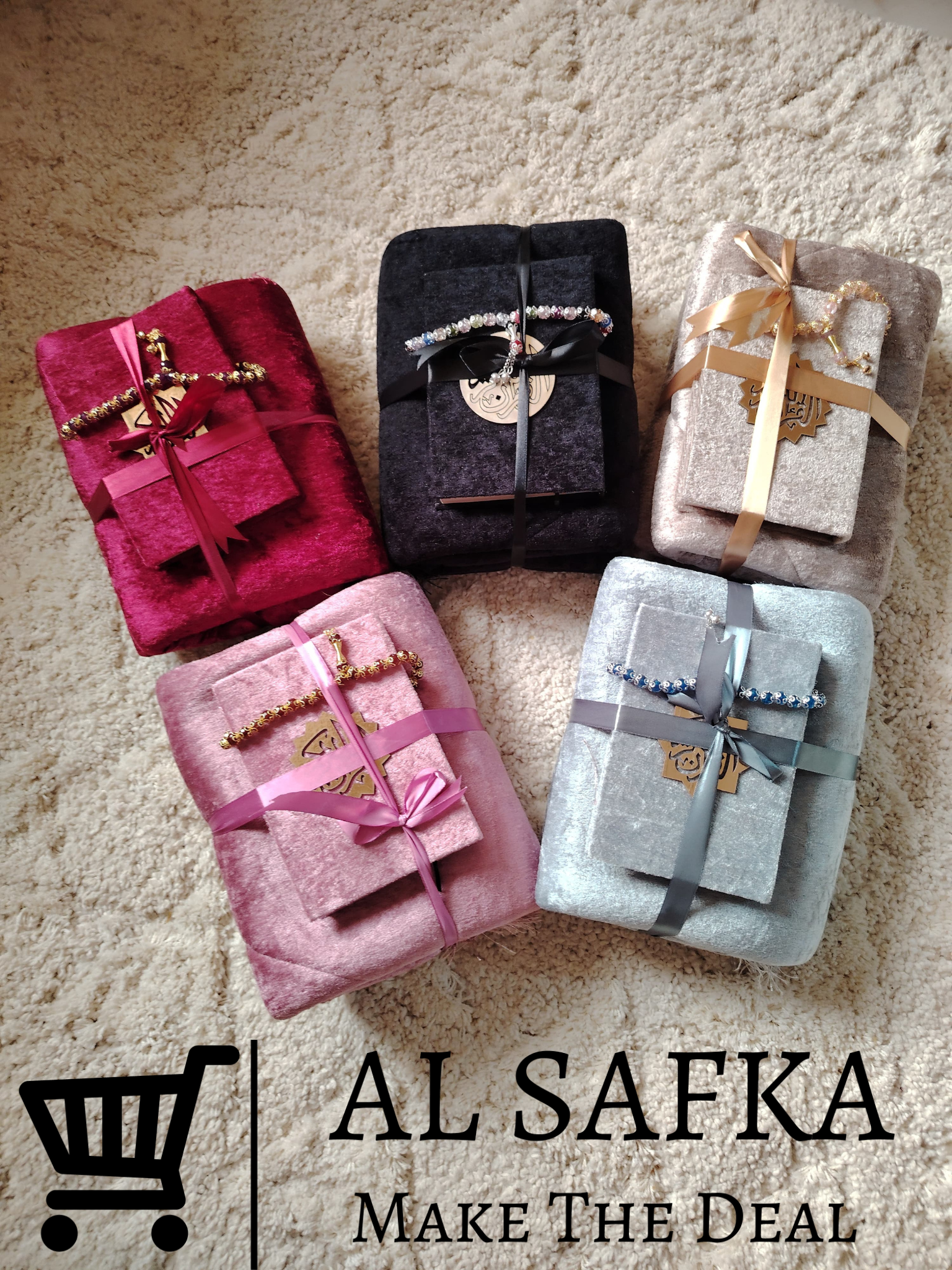 🎁 طقم صلاة قطيفة ملوكي: هديتك اللي تفرّح القلوب! ❤️✨ 📖 مصحف كبير مبطّن بالقطيفة، تصميمه شيك جدًا ومرتاح في القراءة (بالرسم العثماني - رواية حفص عن عاصم). 🕌 سجادة صلاة قطيفة مبطنة بالإسفنج الطبي، ناعمة ومريحة جدًا مع تصميم أنيق يخطف الأنظار. 📿 سبحة كريستال مرصّعة دهبي، شكلها تحفة ومش هتلاقي زيها بسهولة! 🎨 الألوان المتاحة: أسود 🖤 - نبيتي ❤️ - رصاصي 🩶 - بيج 🤍 - كشمير 🌸. ⏳ الحق اطلب دلوقتي وقدم هدية مميزة تشد القلب 💝✨